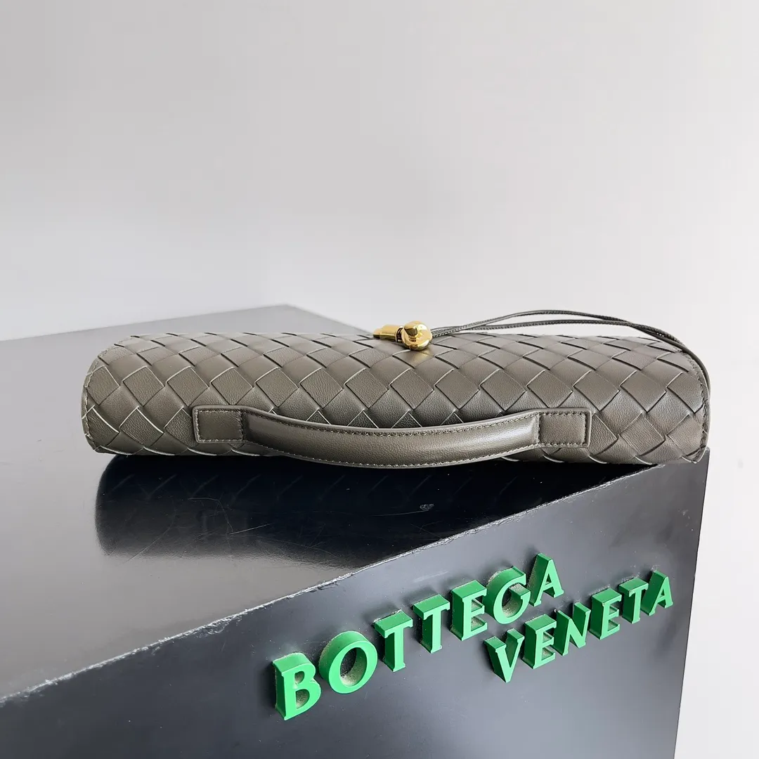 The batch of 1360 BV Andiamo evening handbags has been heavily planted again~ The designer aesthetics in the era of economic downturn are back. I fall in love with it at first sight and can't put it down. It's so beautiful and full of aura. The shape and texture are very competitive. It's light in weight and has sufficient capacity. It's a must-have for fashionistas. It's suitable for many occasions, minimalist, high-end and light luxury. Model No.: 741511 Size: 31*13*3cm